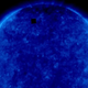 Imagen para el artículo titulado Qué es el extraño cubo negro que aparece en esta nueva imagen de la NASA tomada al Sol